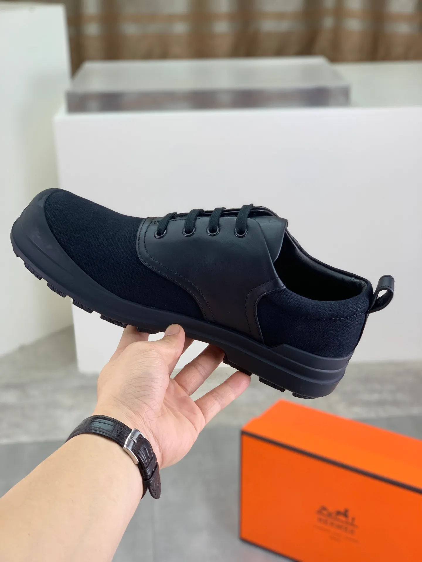 Factory price P740 💰💎💎💎Brand: Hermès Grade: Same as the official website Original quality materials: Original soft calfskin with beef tendon cloth Water-dyed cowhide lining Original Italian rubber outsole Style categories: Men's fashion Formal casual leather shoes Lace-up men's shoes series Young fashion European and American trends British style Size: 39-44 (38.45 can be customized)